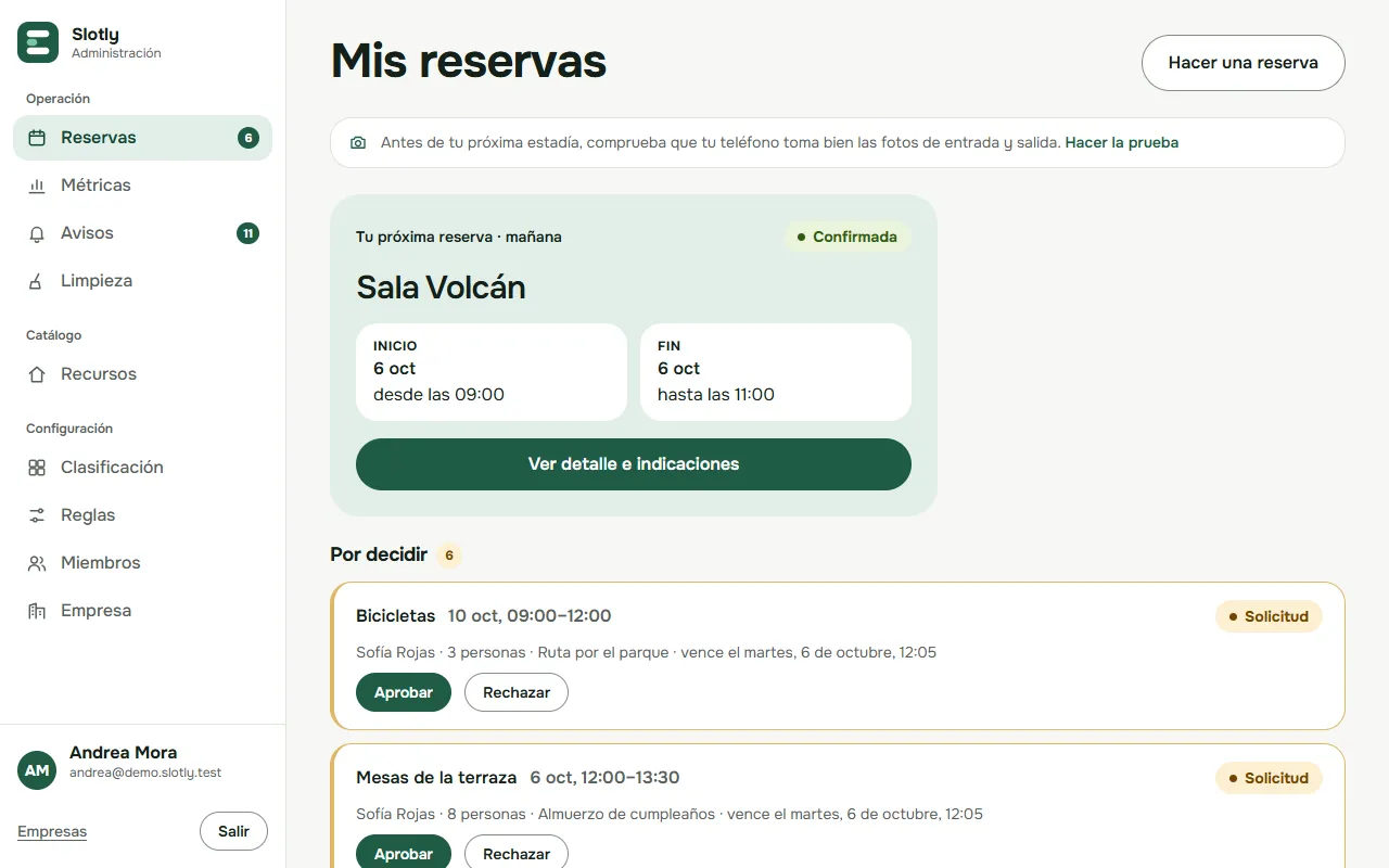 Panel de reservas de Slotly en una computadora